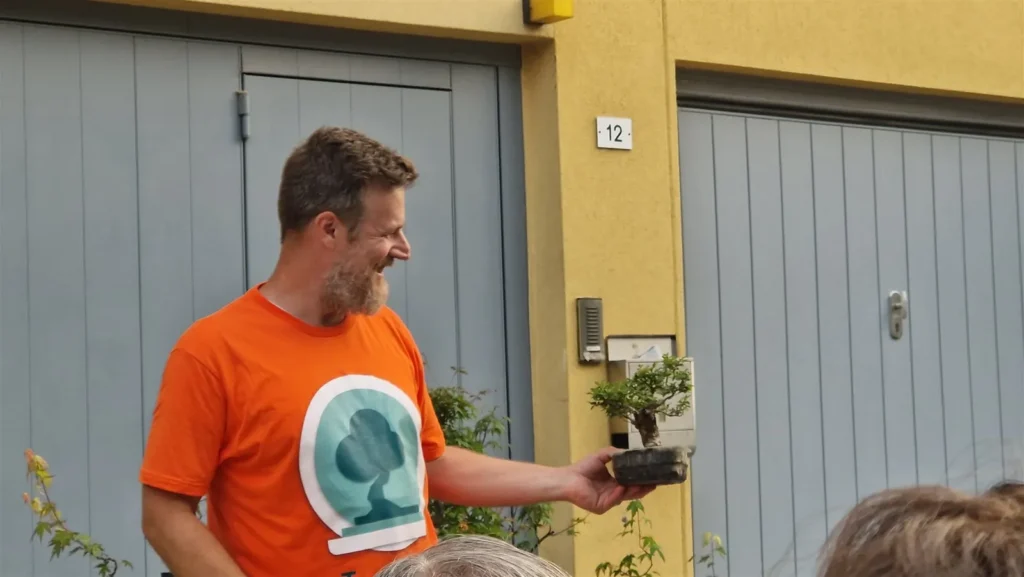 Luca showing a bonsai to the audience